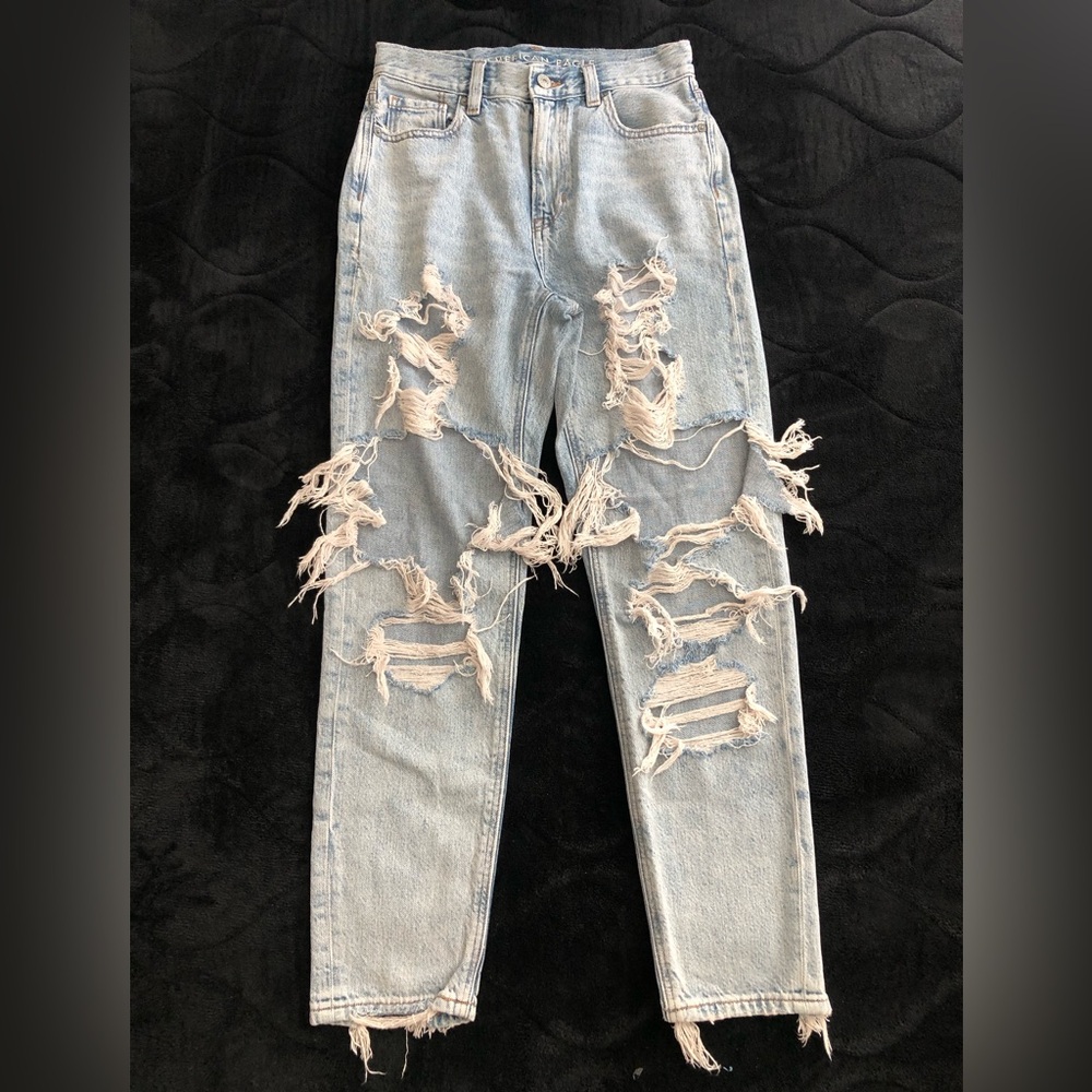 AMERICAN EAGLE MOM JEANS